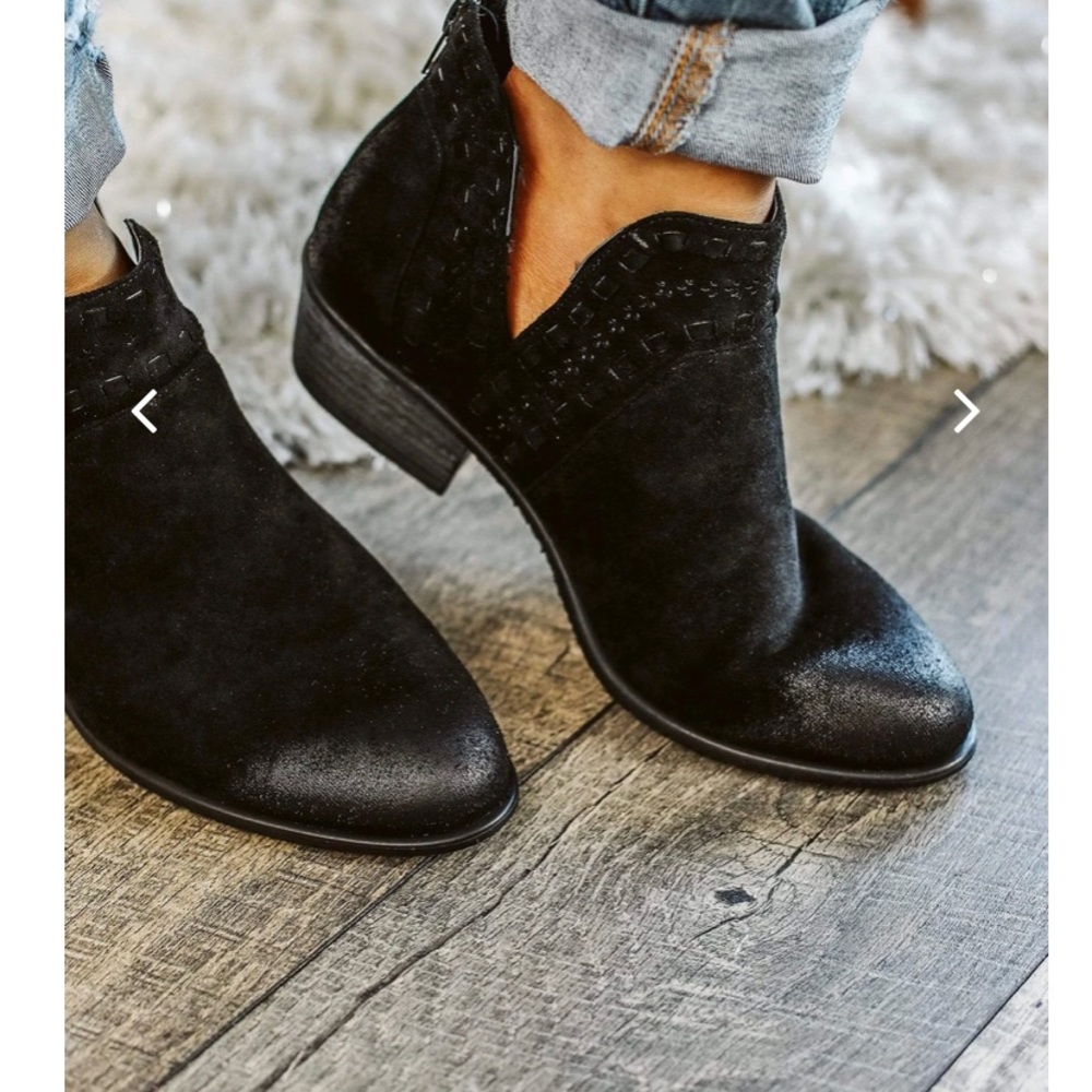 🚫SOLD🚫Boutique black booties
